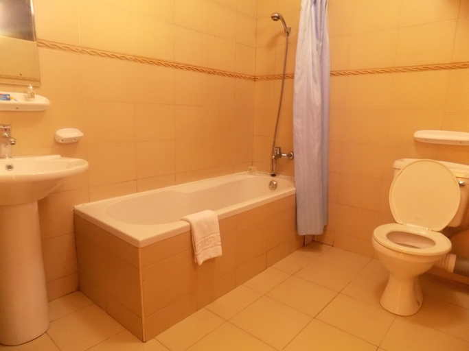 Bathroom 4, Entebbe Travelle'rs Inn, Entebbe