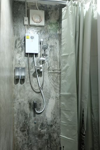 Bathroom 4, Plearn Hostel, Muang Chiang Mai