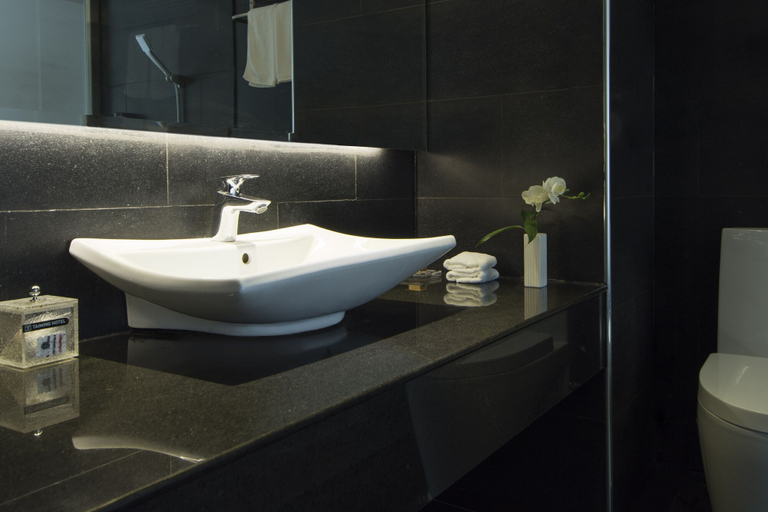 Bathroom 4, Taiming Hotel, Phnom Penh