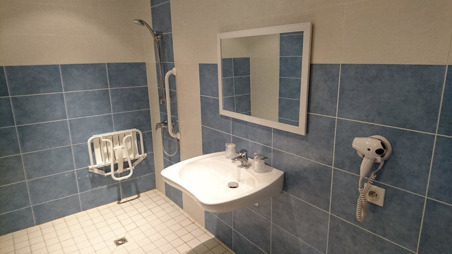 Bathroom 5, Hotel Kyriad Toulouse Sud - Roques, Haute-Garonne