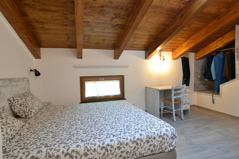 Bedroom 5, Songbird, Napoli