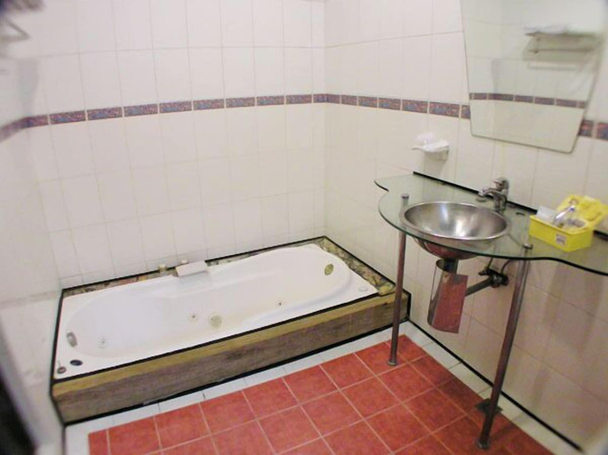 Bathroom 4, Changsing Business Motel, Tainan