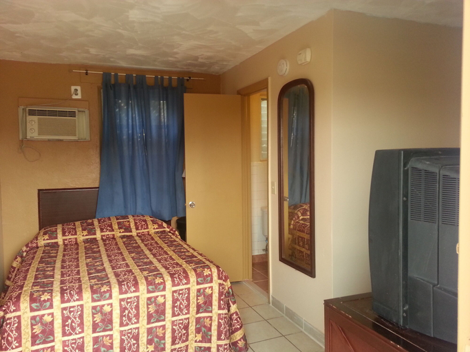 Bedroom 3, Atlantic Inn, Ocean