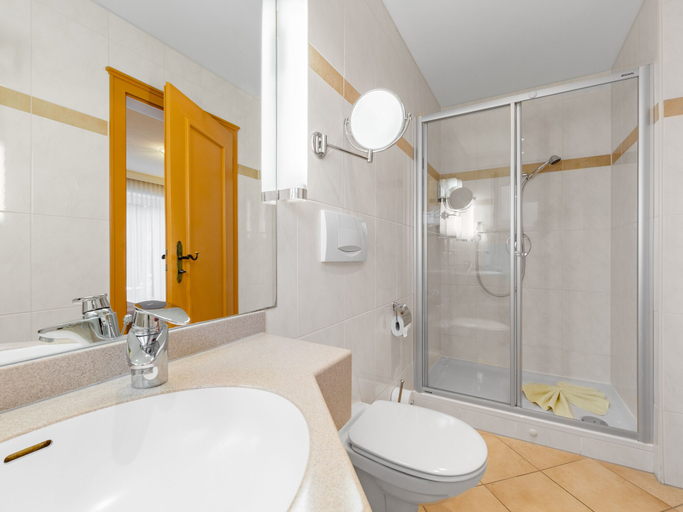 Bathroom 4, Landhotel Gabriele, Traunstein