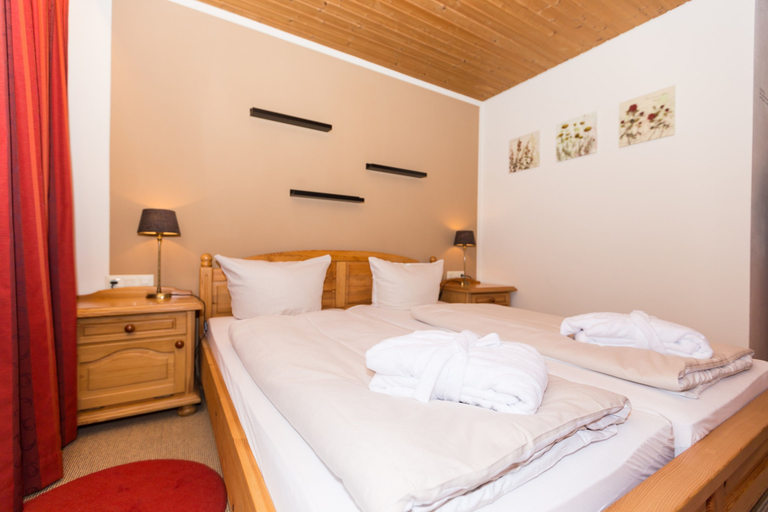 Bedroom 4, DEVA Hotel Kaiserblick, Traunstein