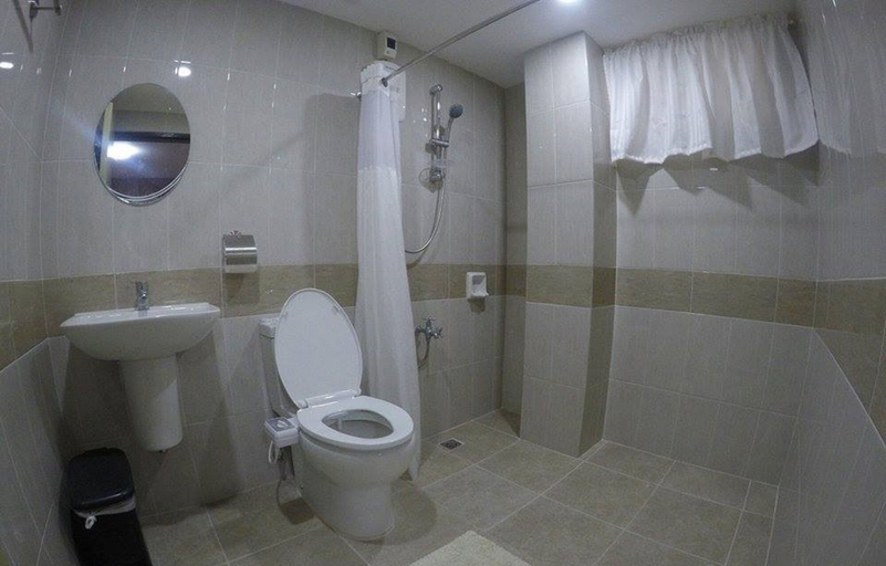 Bathroom 5, The Alpa Hotel and Restaurant, Batangas City