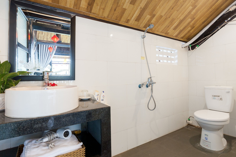 Bathroom, An Bang Stilt House, Da Nang