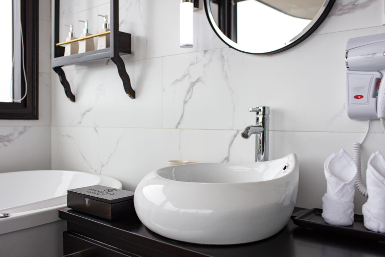 Bathroom 3, Peony Cruises, Hạ Long