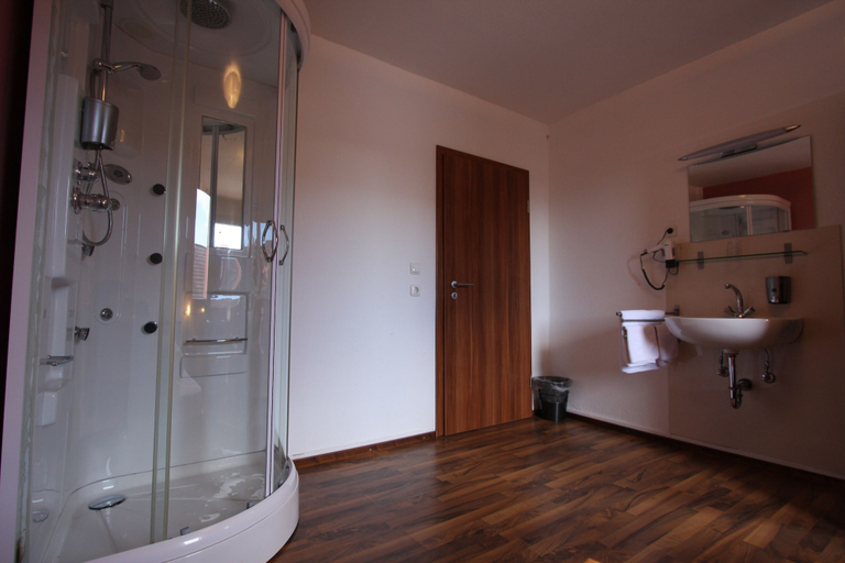 Bathroom 5, Stadthotel Kleiner Berg, Bodenseekreis