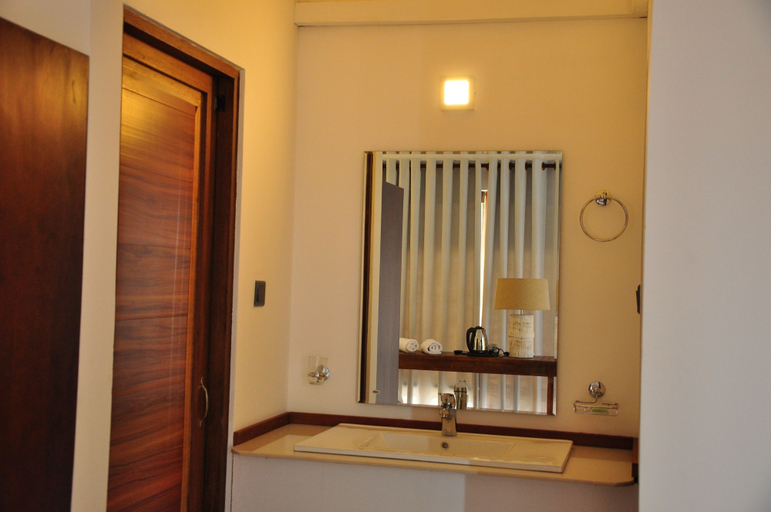 Bathroom 4, Brizo, Weligama