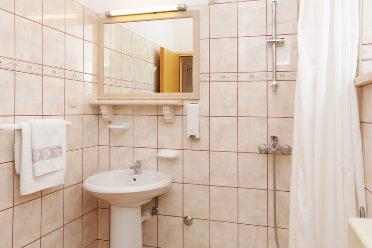 Bathroom 4, Ratac Apartments, Bol