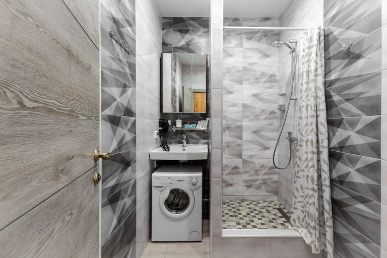 Bathroom, Kigo Liner East, Northern