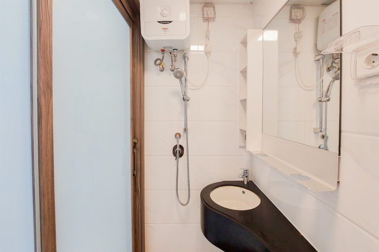 Bathroom 5, Fully Furnished with Cozy Studio Sky House BSD Apartment By Travelio, Tangerang Selatan