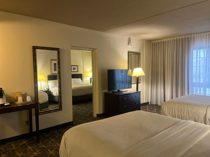 Bedroom 3, Holiday Inn & Suites SPRINGFIELD - I-44 by IHG, Greene