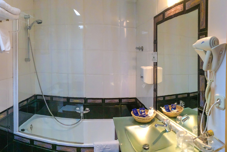 Bathroom 4, Hotel Reino de Granada, Granada