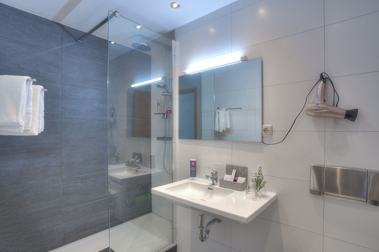 Bathroom 4, ACHAT Hotel Frankfurt Maintal, Main-Kinzig-Kreis