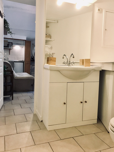 Bathroom 5, Mas de l'Acacia, Gard