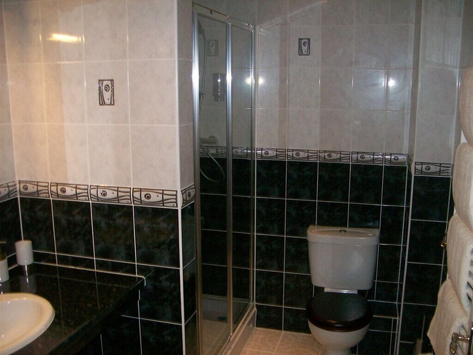 Bathroom 4, Hunters Lodge Inn, Somerset