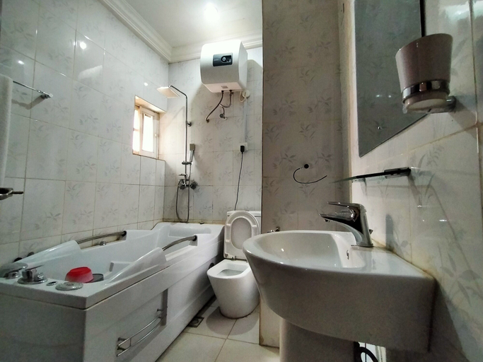 Bathroom 5, Laps New World Hotel, AbujaMun