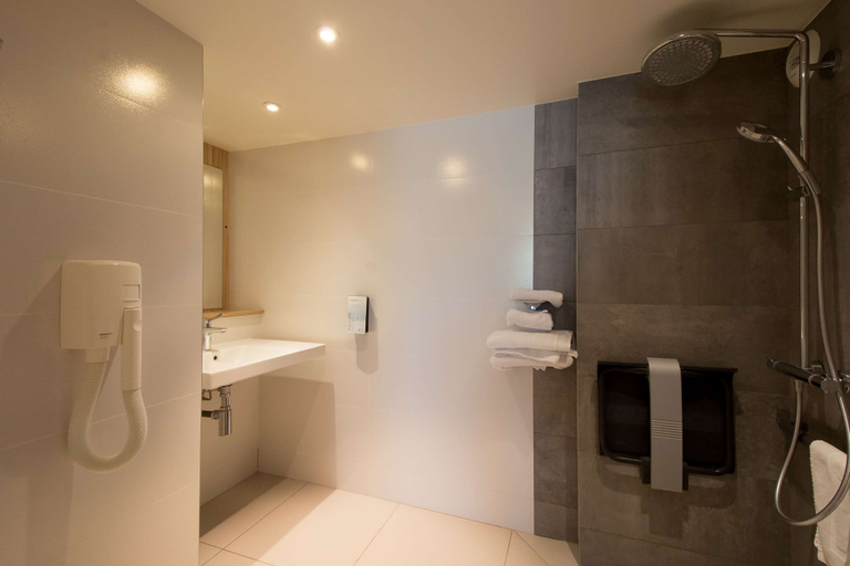 Bathroom 5, Hotel Campanile Reims Sud - Bezannes, Marne