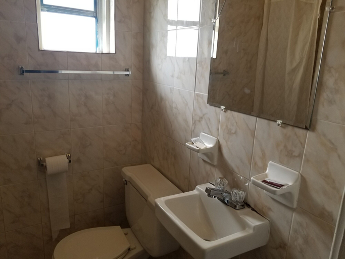 Bathroom 5, Sunny South Motel, Hillsborough