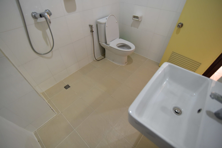 Bathroom 4, Baan Chai Lay Apartment, Ko Lanta