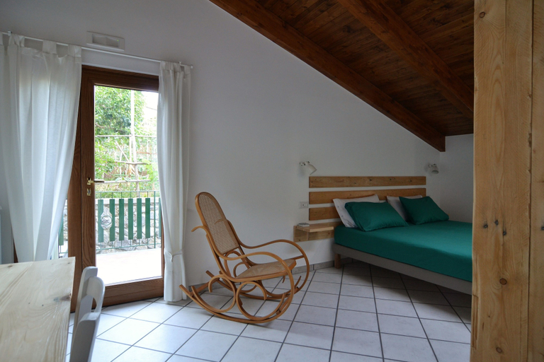 Bedroom 3, Songbird, Napoli
