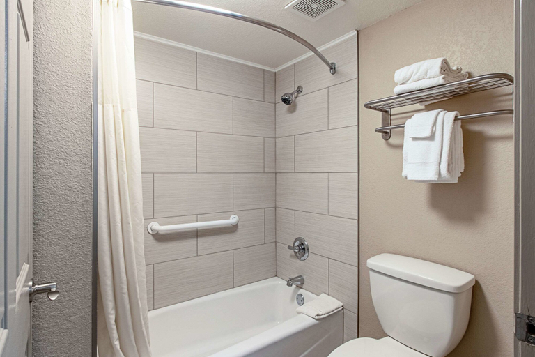 Bathroom 4, Econo Lodge Kingsville, Kleberg