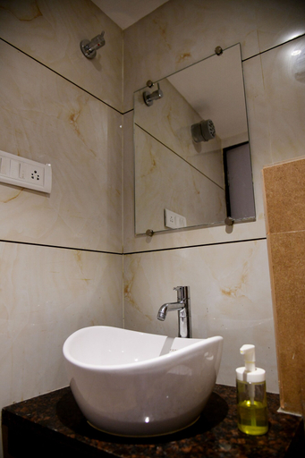 Bathroom 4, Hotel Monarch Center Point near Dahanu Beach, Bordi, Palghar