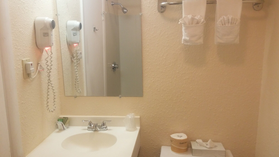 Bathroom 4, Anchorage Inn of Rochester, Strafford