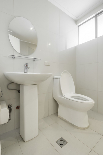 Bathroom 3, Salcedo Suites, Makati City