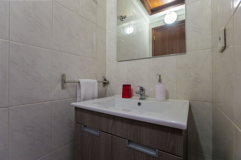 Bathroom 2, PB Santa Catarina Apartment - Parking, Porto