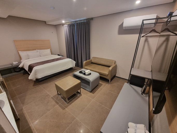 Bedroom 4, Yeow-B, Jinju