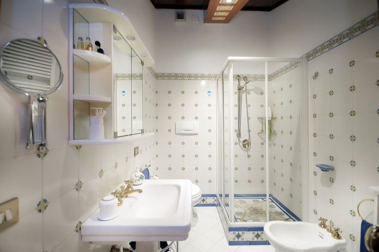 Bathroom, Villa Angelo, Napoli
