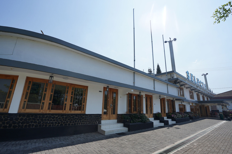 Exterior & Views 27