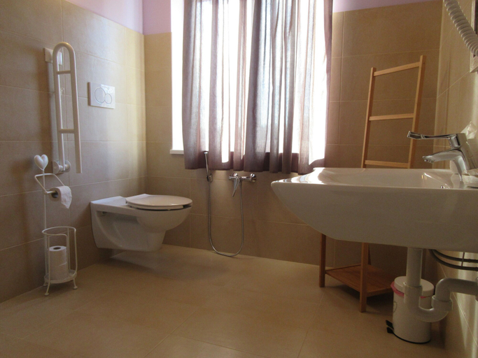 Bathroom 5, Albergo Trattoria Italia, Brescia
