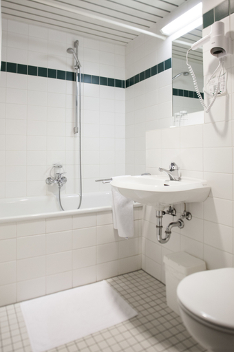Bathroom 3, Hotel zum Deutschen Eck, Rhein-Kreis Neuss