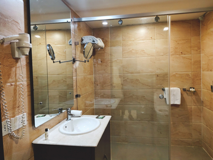 Bathroom 4, Days Hotel by Wyndham Jalandhar Jyoti Chowk, Jalandhar