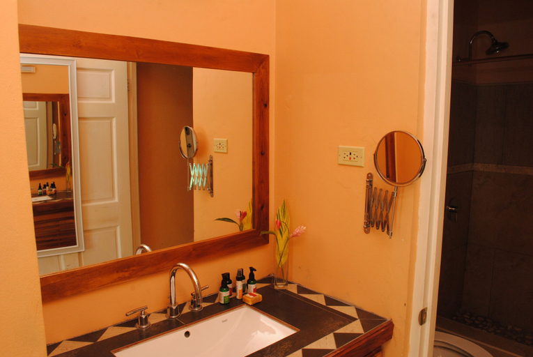 Bathroom, Luna Sea Inn