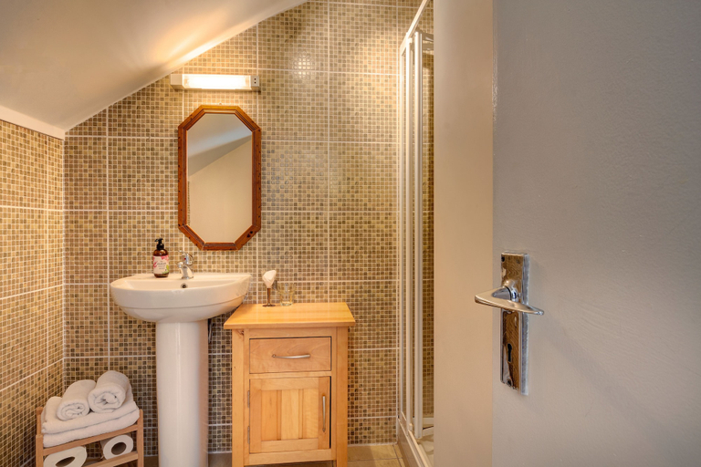 Bathroom 4, St. Aiden's Guesthouse, Dublin
