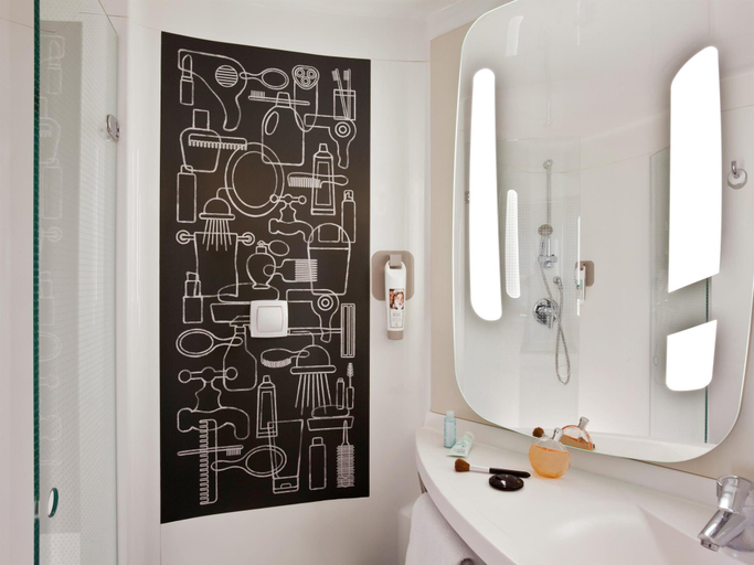 Bathroom 5, ibis Paris Porte de Clichy Centre, Hauts-de-Seine