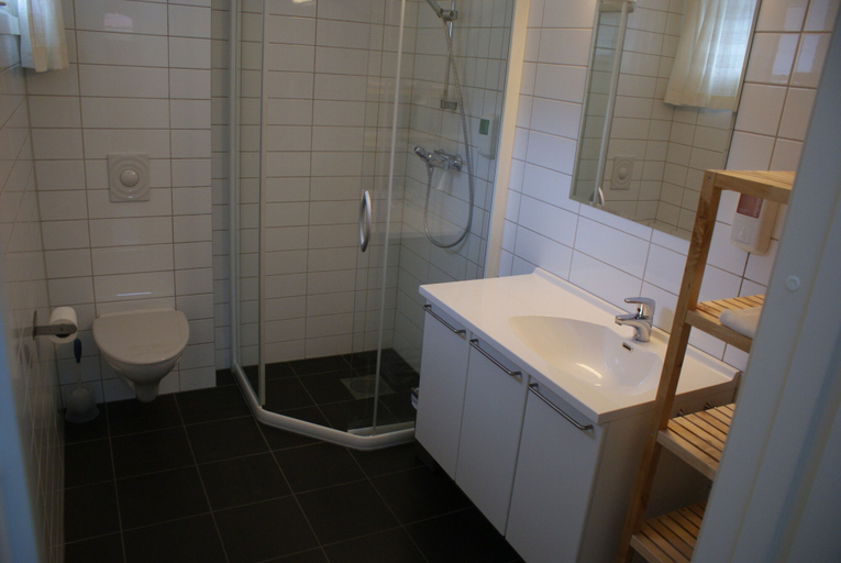 Bathroom 3, Fjordbris Hotell, Rennesøy