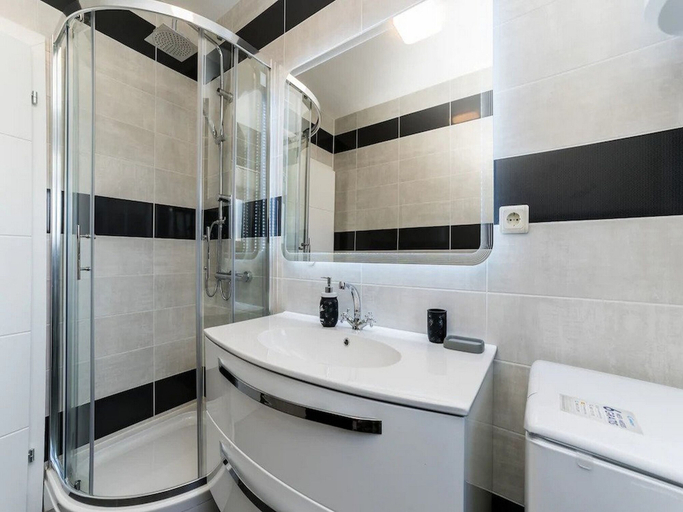 Bathroom 2, Villa Camellia, Obrovac