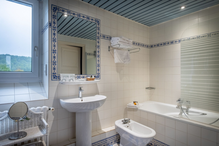 Bathroom 5, Chateau des Reynats, Dordogne