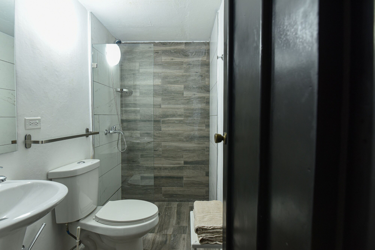 Bathroom 4, PH 19 Guesthouse Hotel in Gazcue, Distrito Nacional