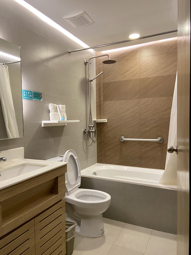 Bathroom 4, Microtel by Wyndham Tarlac, Tarlac City