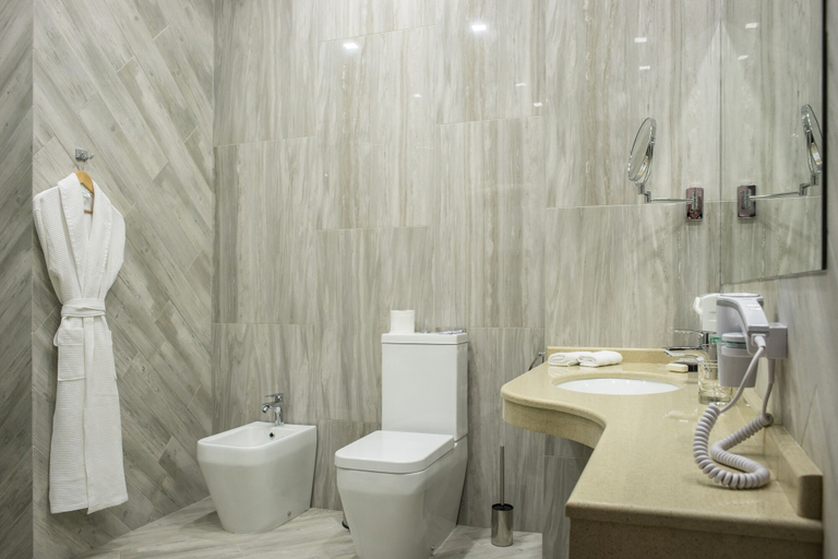 Bathroom 4, Marlin, Odes'ka