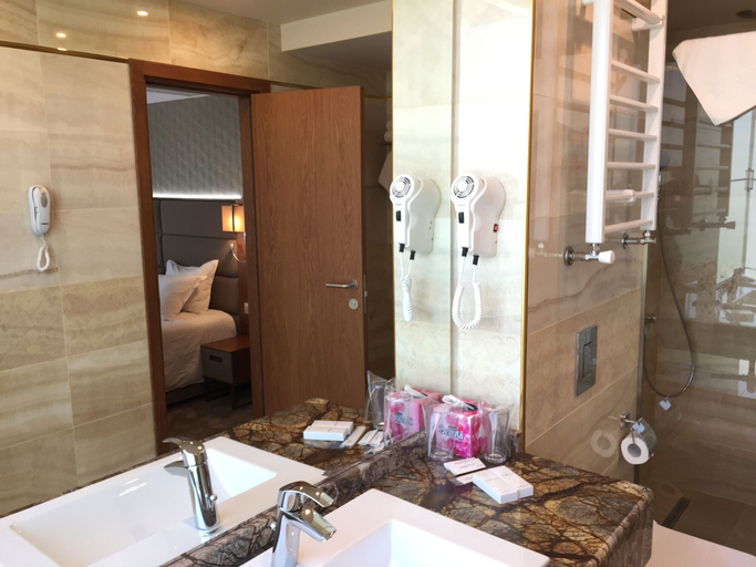 Bathroom 4, Golden Tulip Varna, Varna