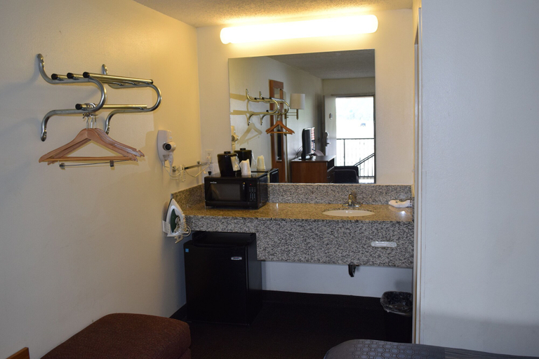 Bathroom 4, Value Inn Livonia, Pointe Coupee