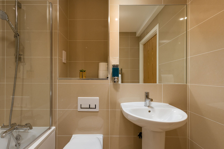 Bathroom 5, Skyvillion Tower Points - Tower Point Lovely apartment in Enfield London, London